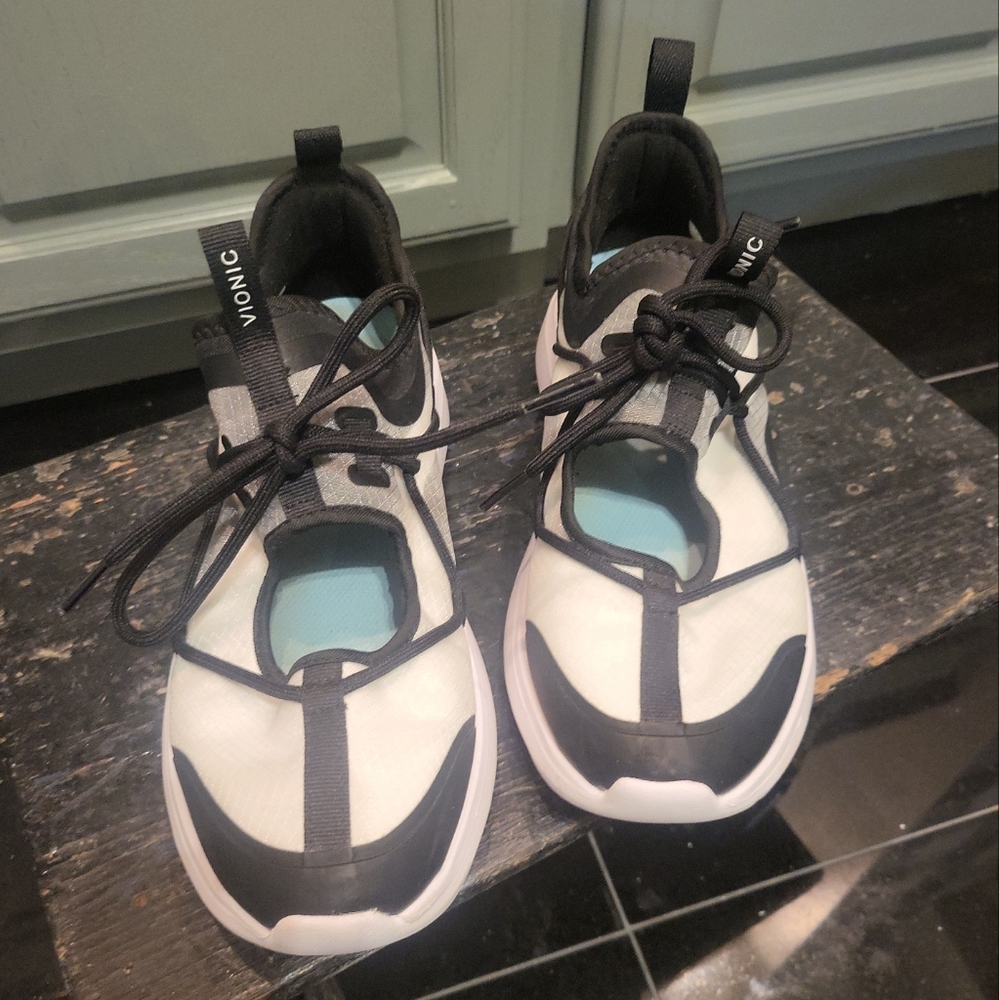 Vionic Giselle Sneaker with Arch Support Size 8